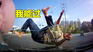 自信闯红灯，结果三人被撞飞｜汽车｜交通事故｜翻车君