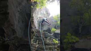 腰越の立岩　オープンブック(5.10a/b)