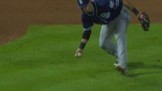 SD@ATL: Middlebrooks makes barehanded play for out