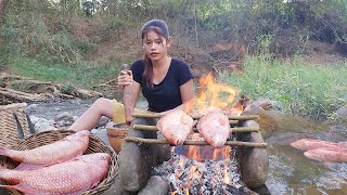 Adventure in forest: Catch fish in river \u0026 Fish grilled for dinner - Solo cooking in jungle