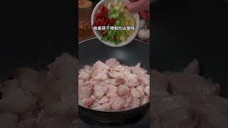 这样做的土豆炒肉香辣入味，比大鱼大肉还好吃。你也转发收藏给家人安排起来吧。#土豆炒肉#美食教程