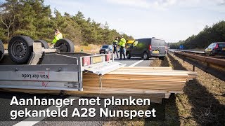 Berging gekantelde aanhanger met planken A28 Nunspeet - ©StefanVerkerk.nl