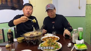 【东北那旮瘩】藏在胡同里的杀猪菜馆，菜码太大了，喝酒的好地方