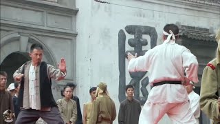 Japanese samurai laughed at Chinese Kung Fu.The Shaolin master was furious and beat him up on stage.