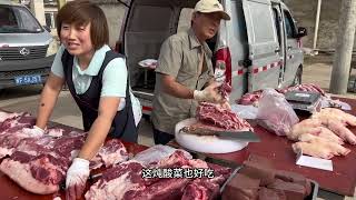 北京农村大集，今天黑猪肉大减价，看看这猪肉抢的，太牛了