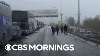 Hundreds of thousands of Ukrainians flee to Poland, neighboring countries