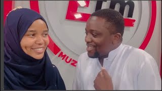 VIDEO: UTACHEKA SAUNDI za AHMED ALLY akimtongoza MREMBO \