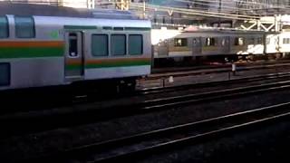 DE10+E233系グリーン車　甲種輸送　鶴見駅通過