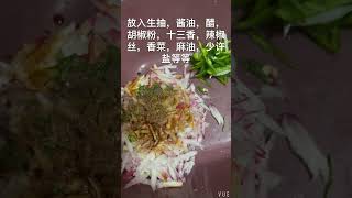 在新加坡，很怀念家里的红皮萝丝凉拌菜，何以解思，唯有自己搞起来，艰难地在小印度的Mustafa找到了几根小红皮萝卜，虽然不太新鲜，但是调拌起来还是可以的～话说，这边很难买到红皮萝卜的🤣🤣