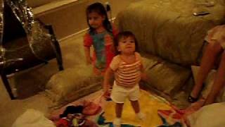 ania y jimena bailando.MOV