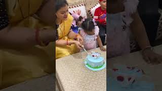 Cute baby girl cake cutting 😍🥰 🎂 #youtubeshorts #cutebaby #cake #cakecutting #happybirthdaytoyou