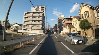 優先道路を塞いで停車してしまう高齢者セダン