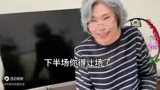 老妈不甘只当音乐会观众，登台献唱，张口便是忘不了的志愿军战歌