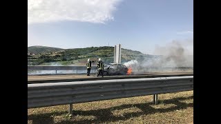 ​​Digjet një veturë në autostradë