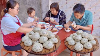 摘点马齿苋，蒸几笼马齿苋馒头，蘸辣子蒜汁吃太香了！【Pick some purslane and make purslane steamed buns, delicious!】