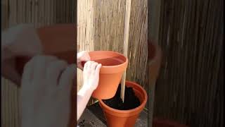 Stack plant pots with this trick. #diy #outdoor