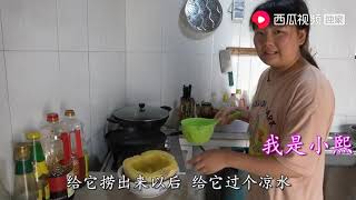 我是小熙：金丝绞瓜奇怪吃法，打开之前先敲打半天，莹莹说真好玩