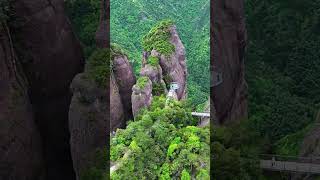 神仙居风景区，行走于悬崖峭壁间，感受这座坠落人间的仙境。