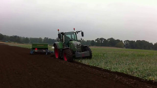 Fendt 724 ploughing with Lemken Vario 8