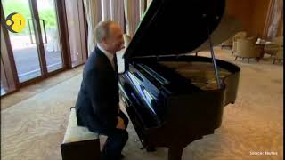 Putin plays piano while waiting for Xi Jinping