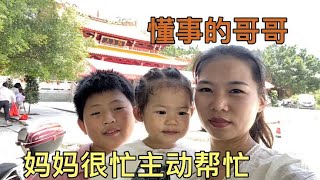 带孩子上山祈福，哥哥全程护妹妹周全，还为后妈打饭，真是懂事！