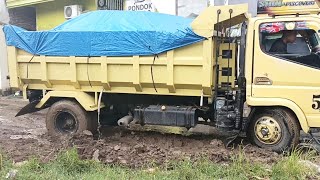 Nyali Sopir Dump Truk// Masuk Lorong Sempit Bongkar Muatan