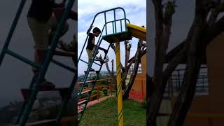 how to slide down a ladder||ladder and slide game||घसरगुंडी गार्डन#shorts