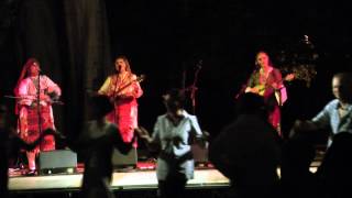 Bisserov Sisters Family - Elenko, mome malenko, live