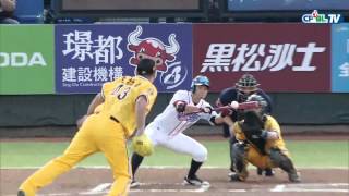 10/17 總冠軍賽G1 兄弟 vs Lamigo 一局下，克拉帝精采飛撲！接殺詹智堯的短打，封殺回壘不及的陽耀勳，完成雙殺守備