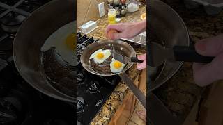 Frying Eggs Effortlessly On A Carbon Steel Skillet 🍳 #cookingtips