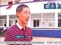 粗心司机忘拉手刹大货车直接“闯祸”后司机继续淡定送货