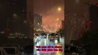Trời mưa rất to nhưng vẫn thấy pháo hoa đẹp