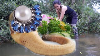 The girl quietly picked up the big clam, and could hear the sound of pearls inside the clam shell