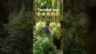 coba perhatikan,,ada apa ditangan kiri BPK ini,?? haa terciduk lagi,,,😂😂