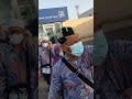 Sabarnya para jamaah haji untuk antre masuk ke percetakan Al Qur'an terbesar dunia di Madinah.