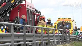 Bizar ongeluk bij Heteren: auto vliegt vanaf A50 over tien meter breed kanaal