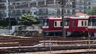 京急線都営線上り8両編成エアポート急行羽田空港行き5300形5308‐8～1と下り8両編成快特三崎口行き600形608‐1～8が金沢文庫駅～金沢八景駅間をすれ違いながら走行中！