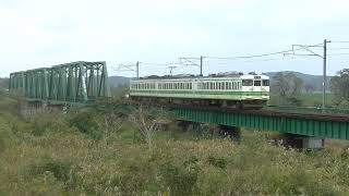 信濃川分水橋梁を渡る115系