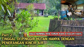 PENSIUNAN PNS MEMILIH TINGGAL DI PINGGIR HUTAN SENDIRIAN, HANYA MENGGUNAKAN KINCIR AIR