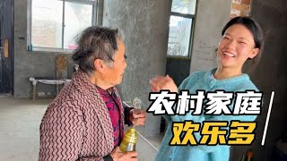 远嫁媳妇回娘家走亲戚，开子对这边亲戚关系都熟，媳妇很有危机感