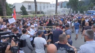 Sherri te protesta për teatrin, Florenc Hoxha godet protestuesit që bënë thirrje kundër Bashës