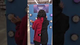 encontramos una actividad padrisima en Walmart fuimos a buscar unos impermeables y no los