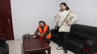 公司领导来检查，女经理让保洁跪着倒水，领导叫声妈，女经理傻了