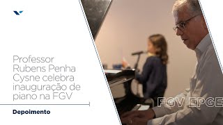 FGV EPGE | Professor Rubens Penha Cysne celebra inauguração de piano na FGV