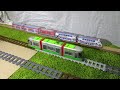 nahverkehrszug und straßenbahnen an der station zugtürschließungen von der dickie toys spielzeugbahn