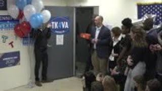 Obama cheers Va. campaign volunteers with donuts