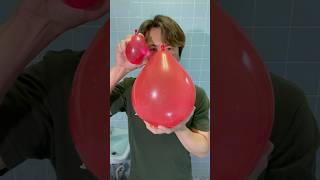 水風船と水の入った普通の風船の握り潰した時の違い【Crush water balloons and normal balloons filled with water】#shorts