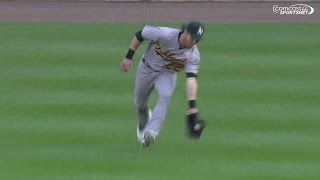 OAK@DET: Reddick robs Miggy with a shoestring catch