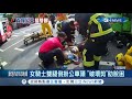 還原離奇車禍...女騎士與公車撞上雙腿竟直插進車頭宛如倒掛！警消到場出動破壞剪讓女子保住一命│【台灣要聞。先知道】20200809│三立inews