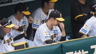 【目頭熱くなる？】大竹耕太郎、ベンチで時折祈るように手を合わせて9回表のプレーを見守る2024.4.20